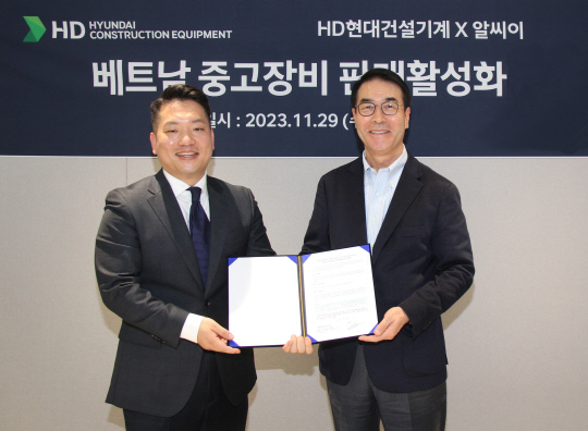 29일 HD현대 글로벌R&D센터에서 열린 '베트남 중고장비 판매 활성화를 위한 업무협약' 체결식에서 최철곤(오른쪽부터)HD현대건설기계 사장, 한호진 알씨이 대표가 기념촬영을 하고 있다. HD현대 제공